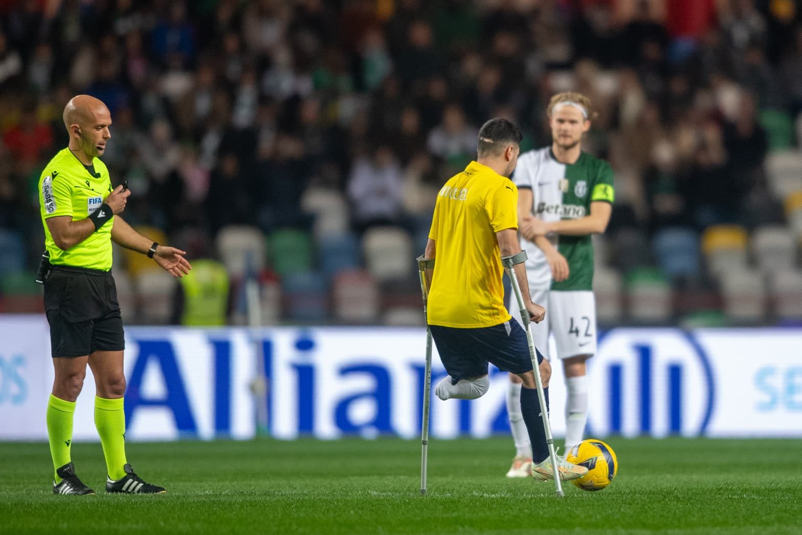 Atleta de futebol para amputados em jogo oficial